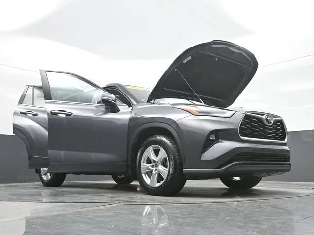 2022 Toyota Highlander LE - Photo 32