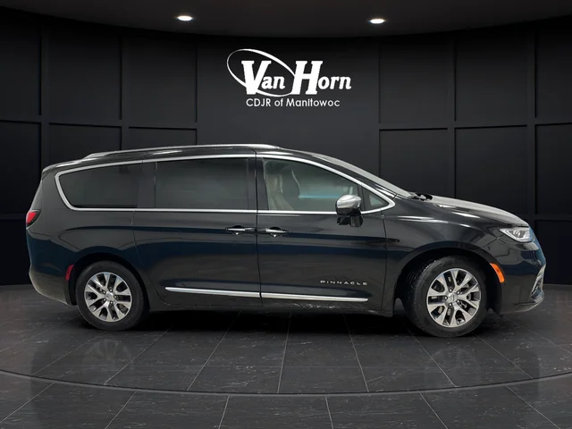 Used 2023 Brilliant Black Crystal Pearlcoat Chrysler Pinnacle image 8