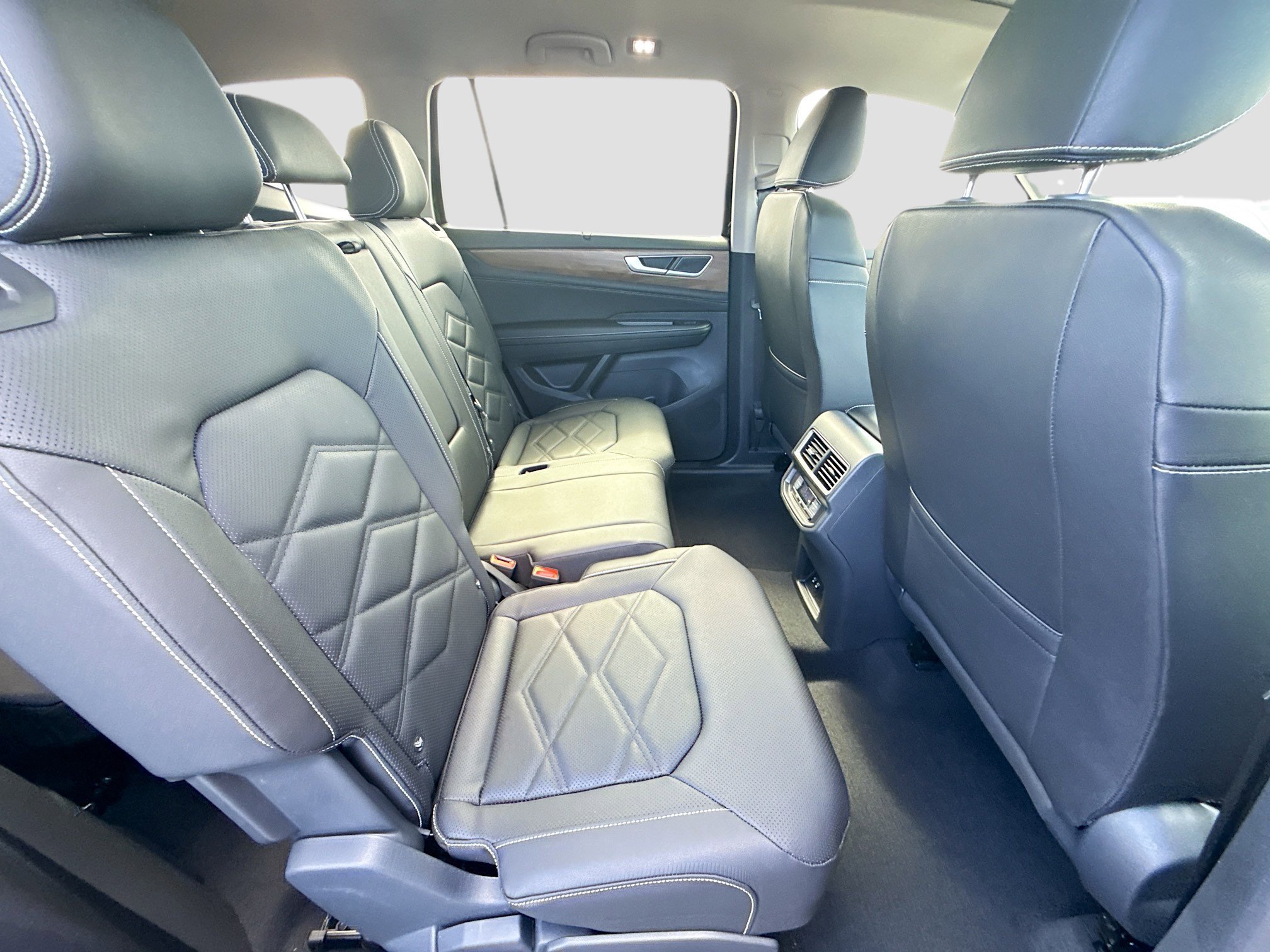 New 2026 Black Volkswagen 2.0T SE w/Technology image 22