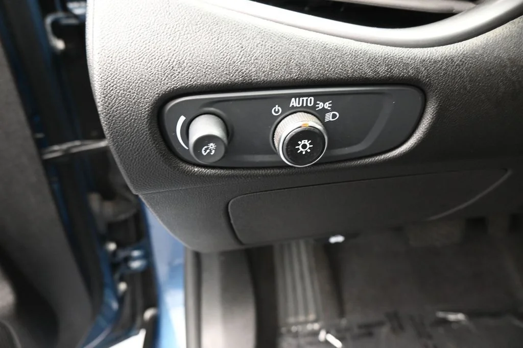Used 2025 Lakeshore Blue Metallic Chevrolet LT image 11