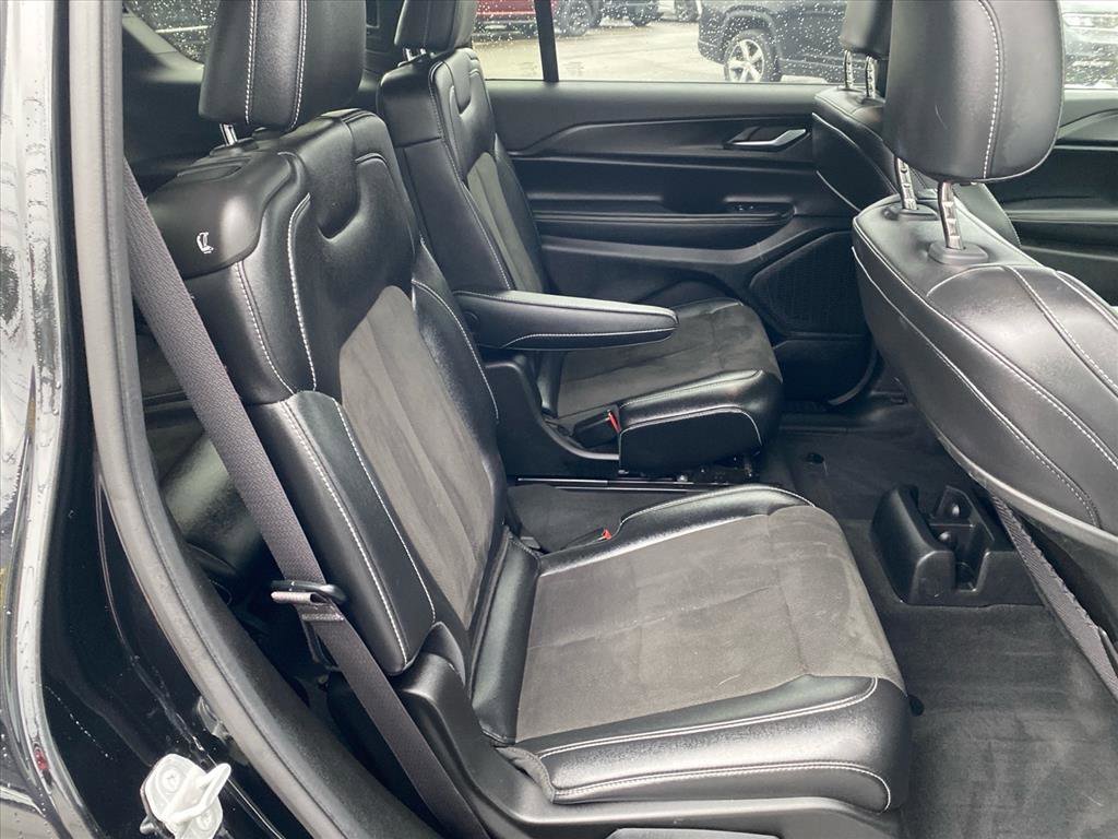 Used 2023 Diamond Black Crystal Pearlcoat Jeep Altitude image 24