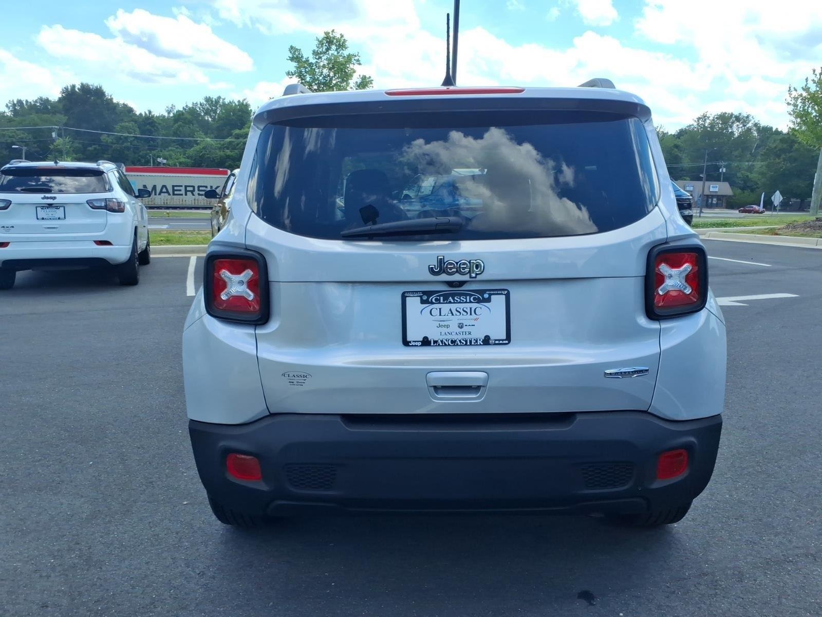 Used 2019 Glacier Metallic Clearcoat Jeep Latitude image 16