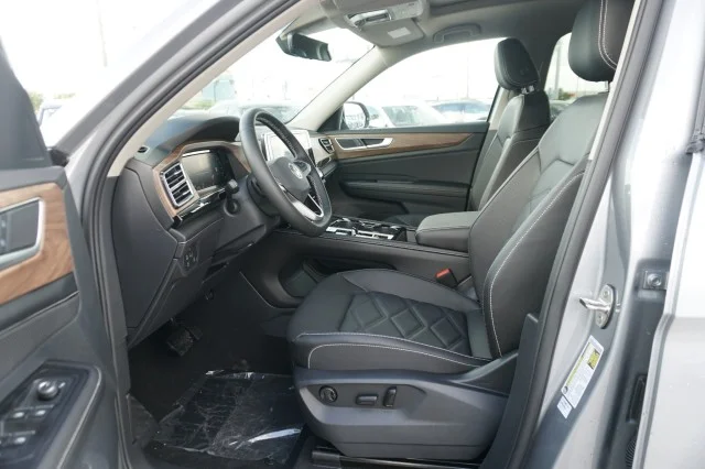 New 2026 Silver Mist Metallic Volkswagen 2.0T SE w/Technology image 15