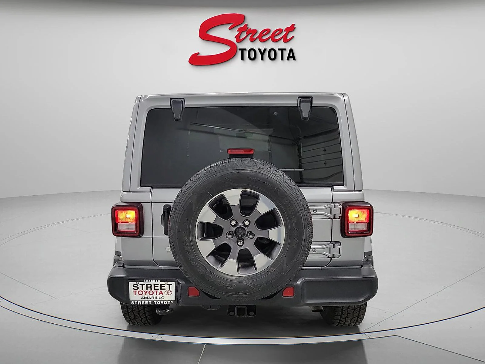 Used 2018 Billet Silver Metallic Clearcoat Jeep Sahara image 3