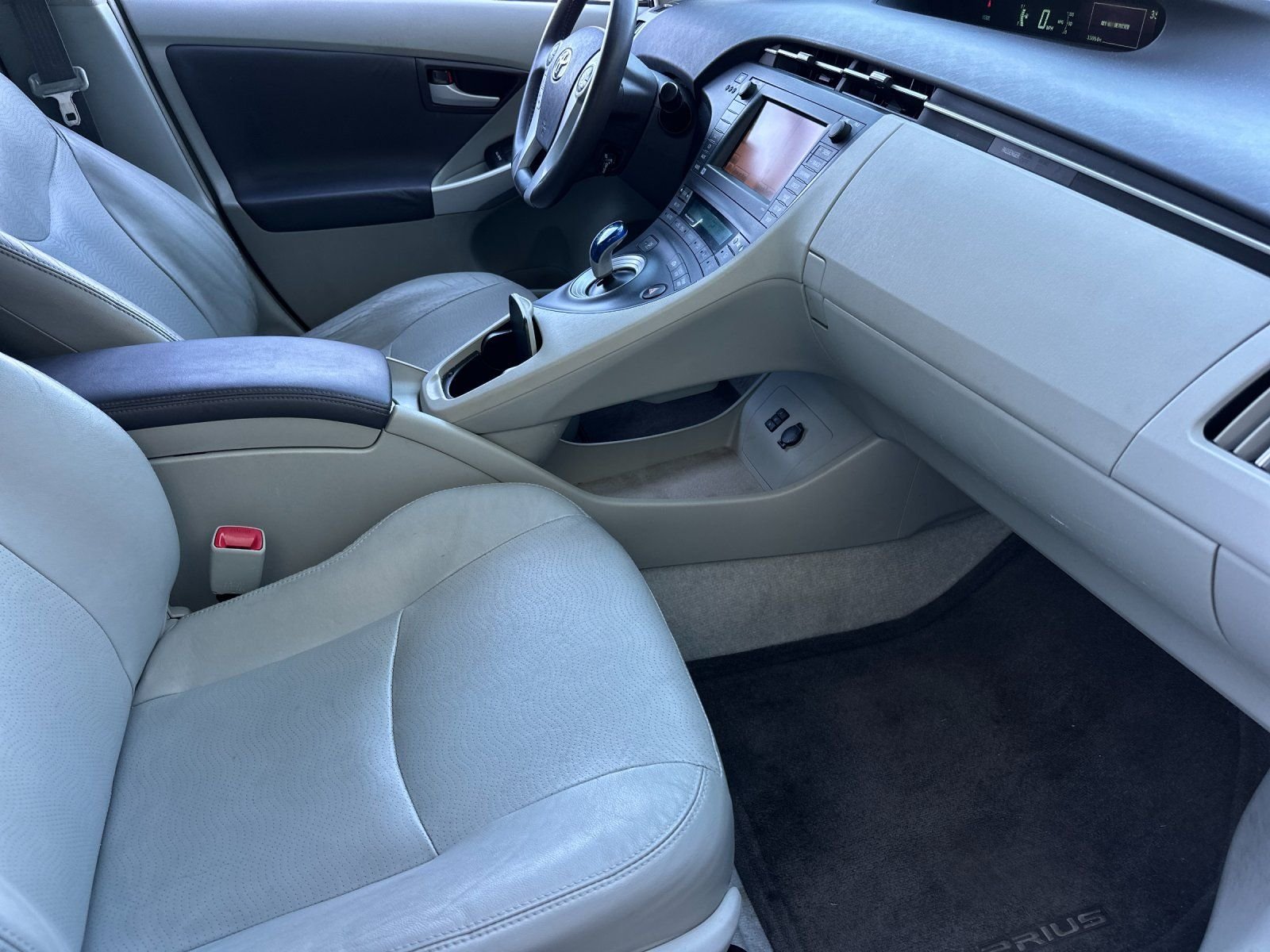 Used 2010 Classic Silver Metallic Toyota I image 14