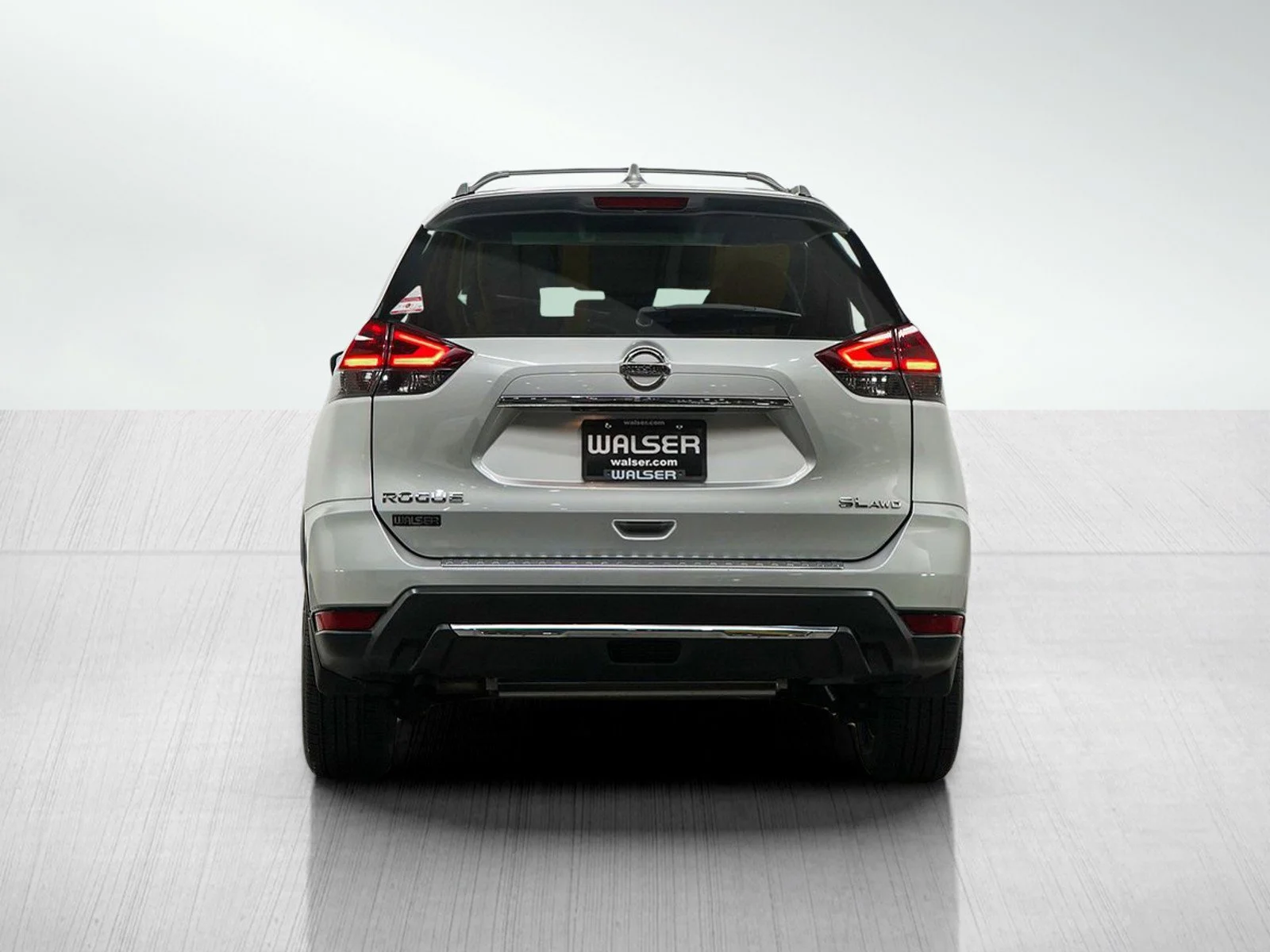 Used 2018 Brilliant Silver Nissan SL image 4