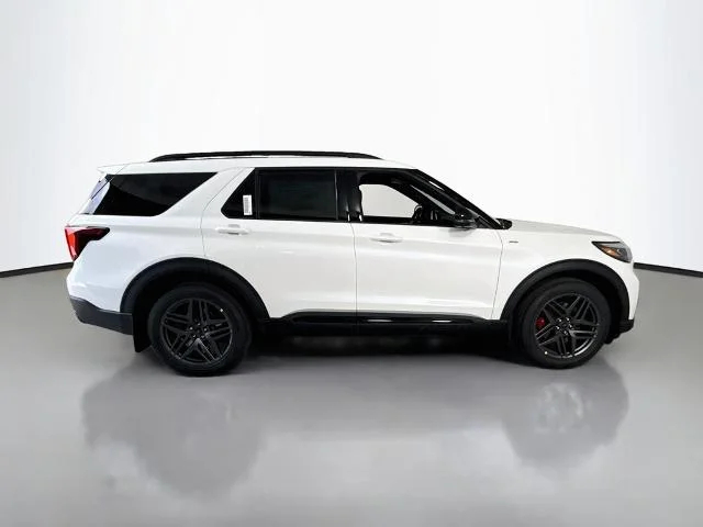 New 2026 Star White Metallic Tri-Coat Ford ST-Line image 43