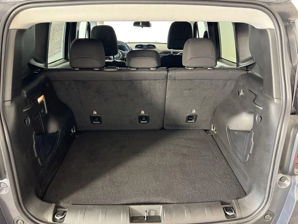 Used 2022 Graphite Gray Jeep Latitude image 28