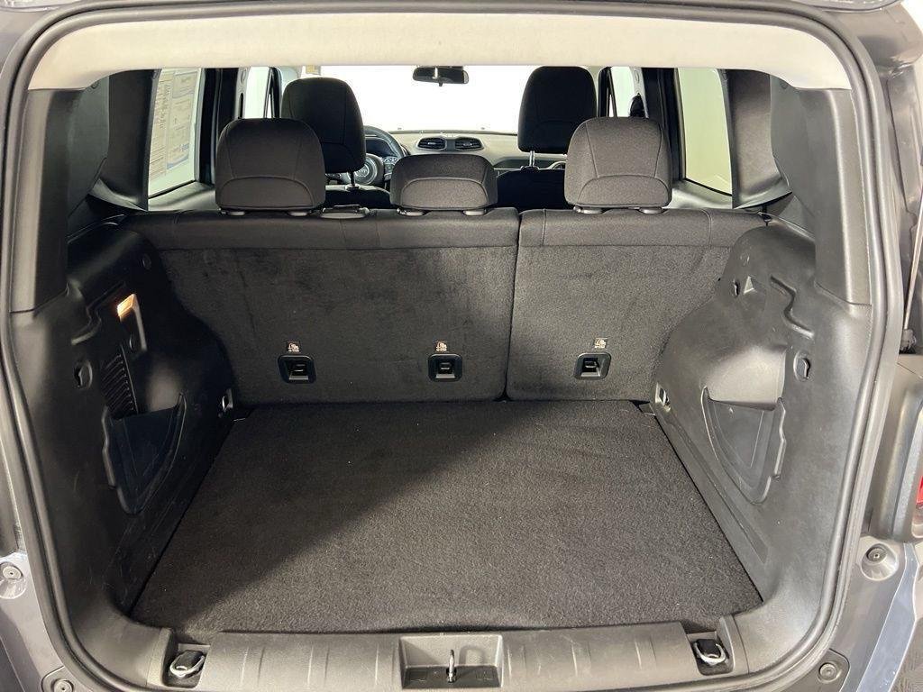Used 2022 Graphite Gray Jeep Latitude image 28