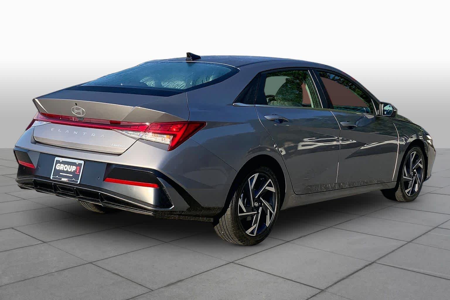 Used 2024 Fluid Metal Hyundai Limited image 12