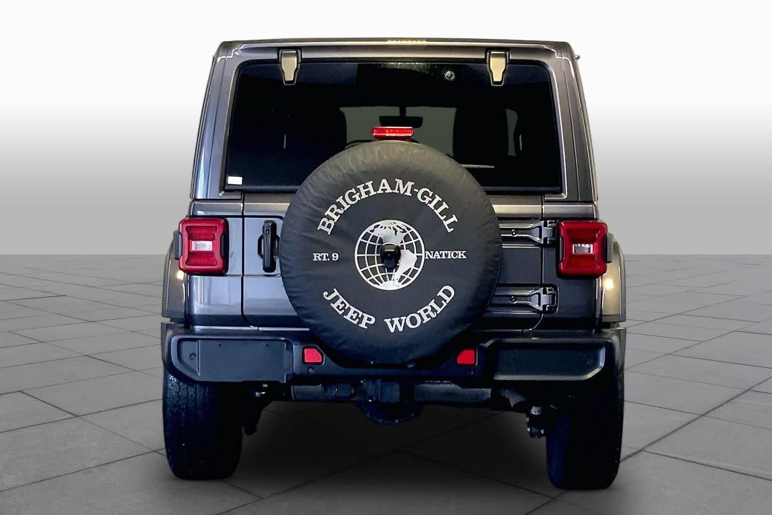 Used 2022 Granite Crystal Metallic Clearcoat Jeep Unlimited Sahara image 5