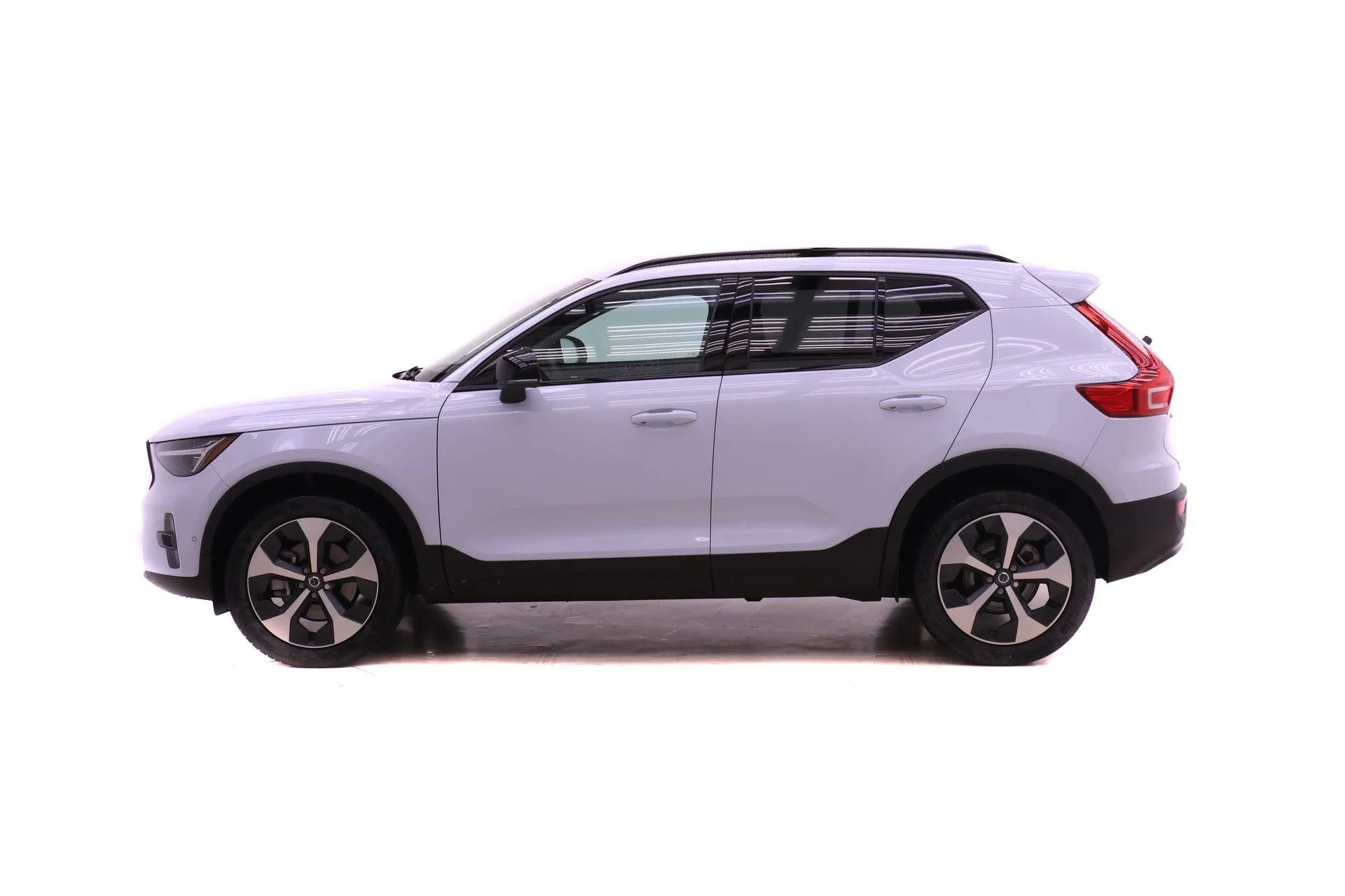 2026 Volvo XC40 Plus - Photo 3
