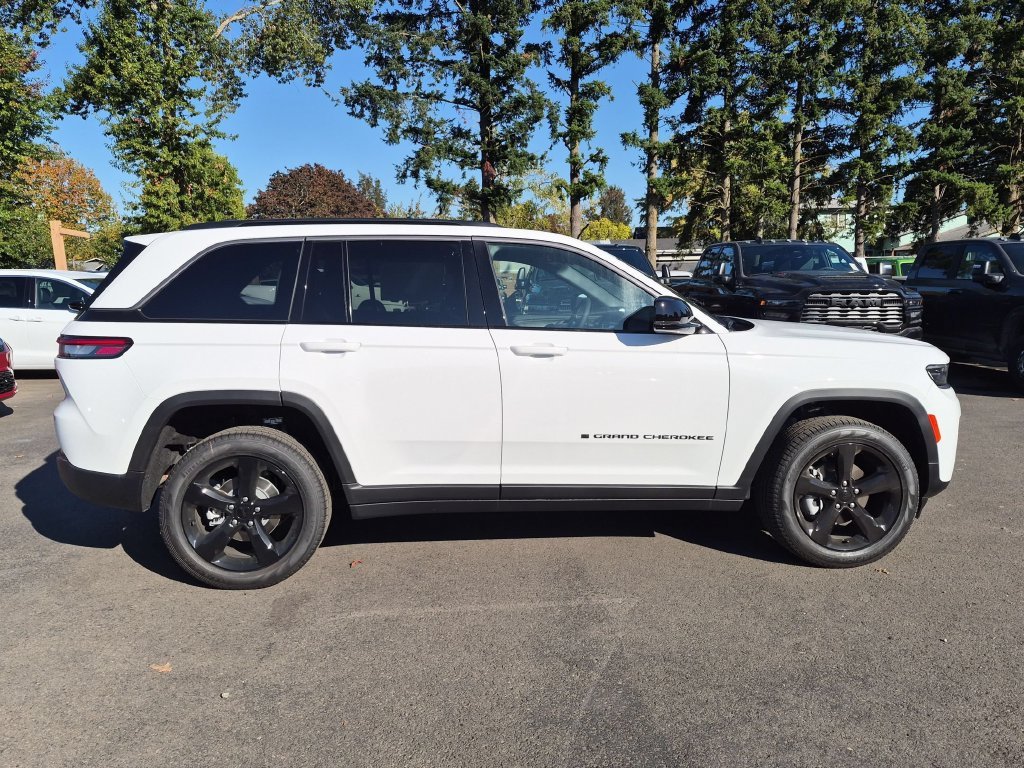 New 2026 Bright White Clear-Coat Exterior Paint Jeep Limited image 8