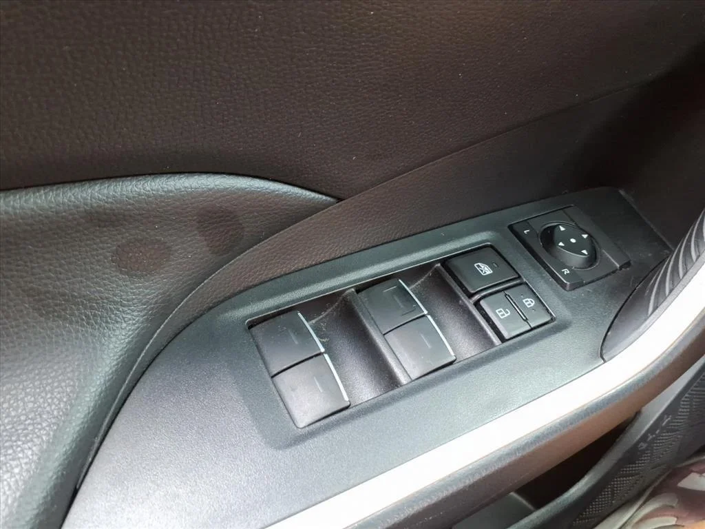 Used 2022 White Toyota XLE image 21