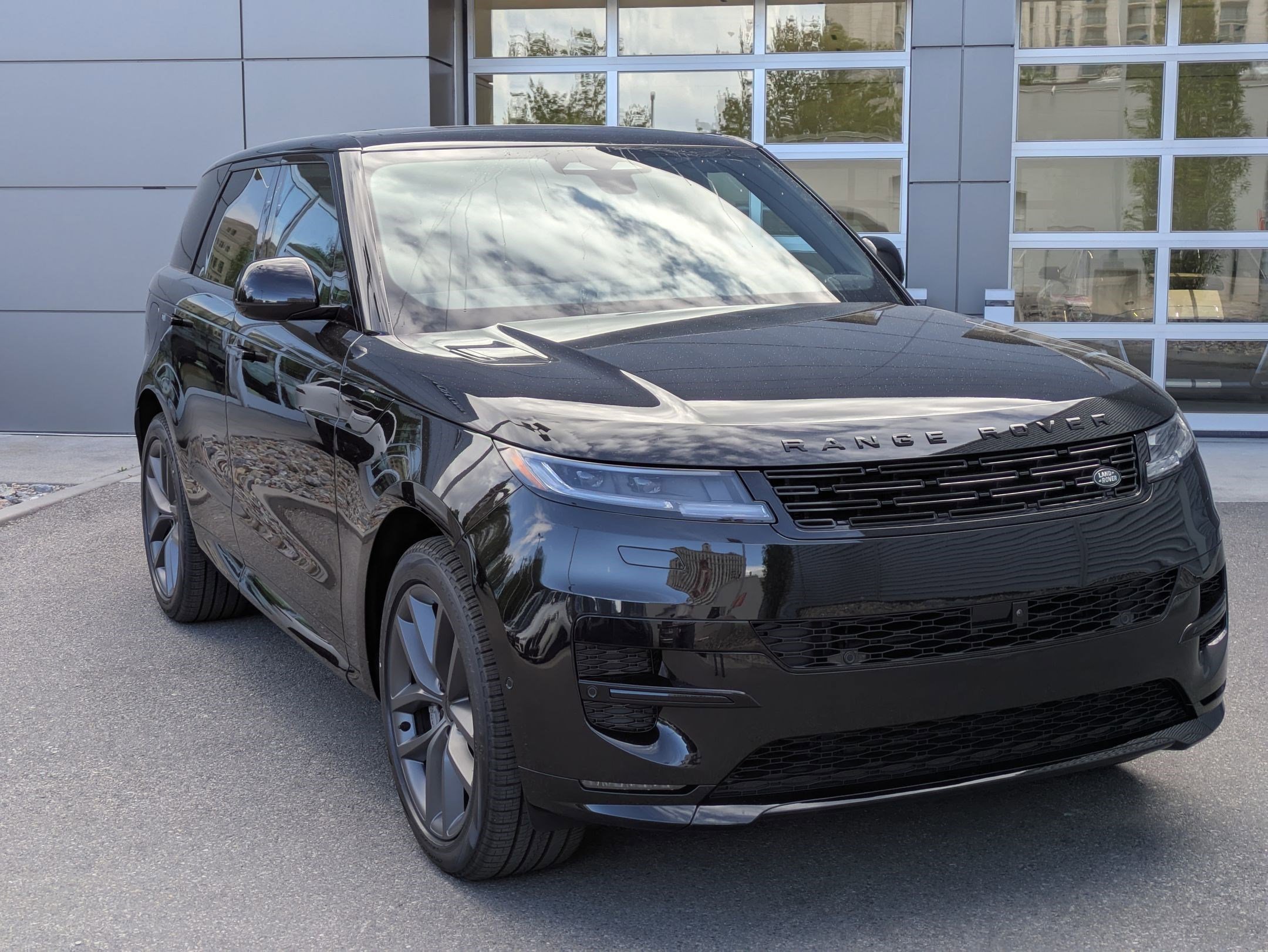 New 2026 Santorini Black Land Rover P400 Dynamic SE image 3