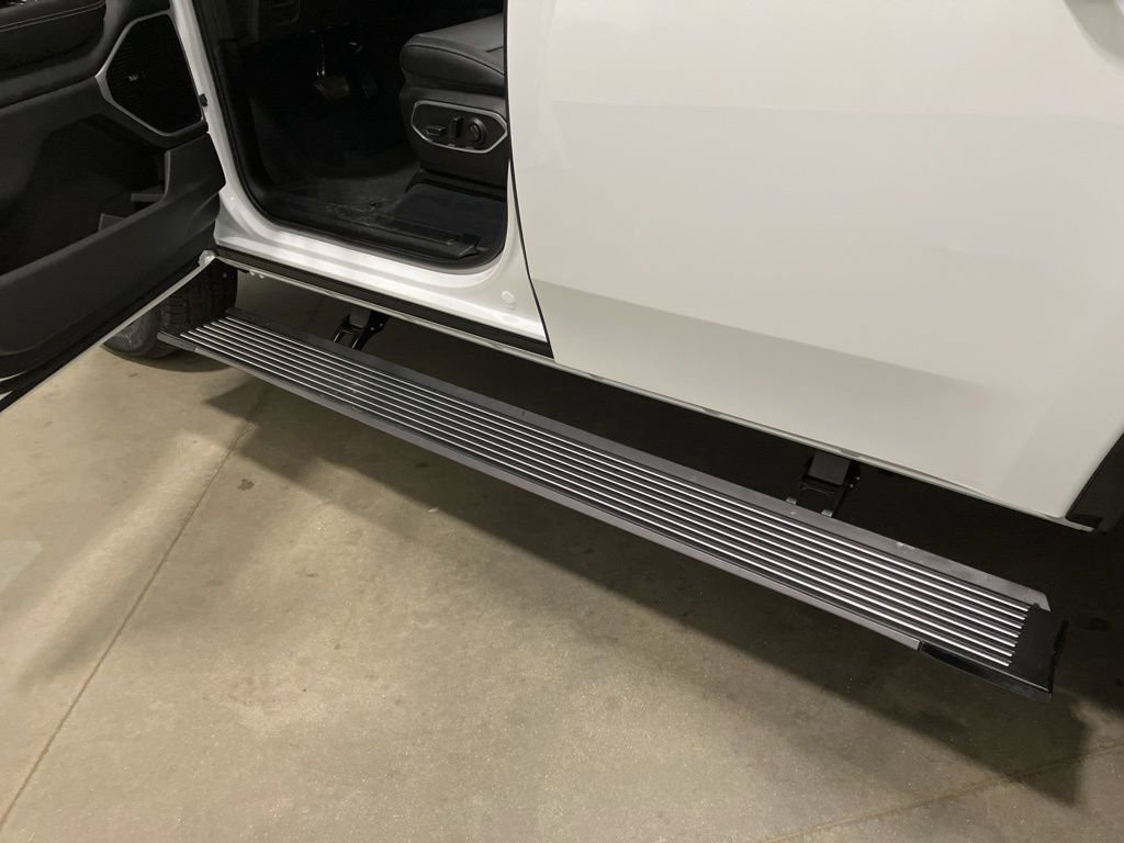New 2026 Bright White Clear-Coat Exterior Paint Jeep Limited Altitude image 28