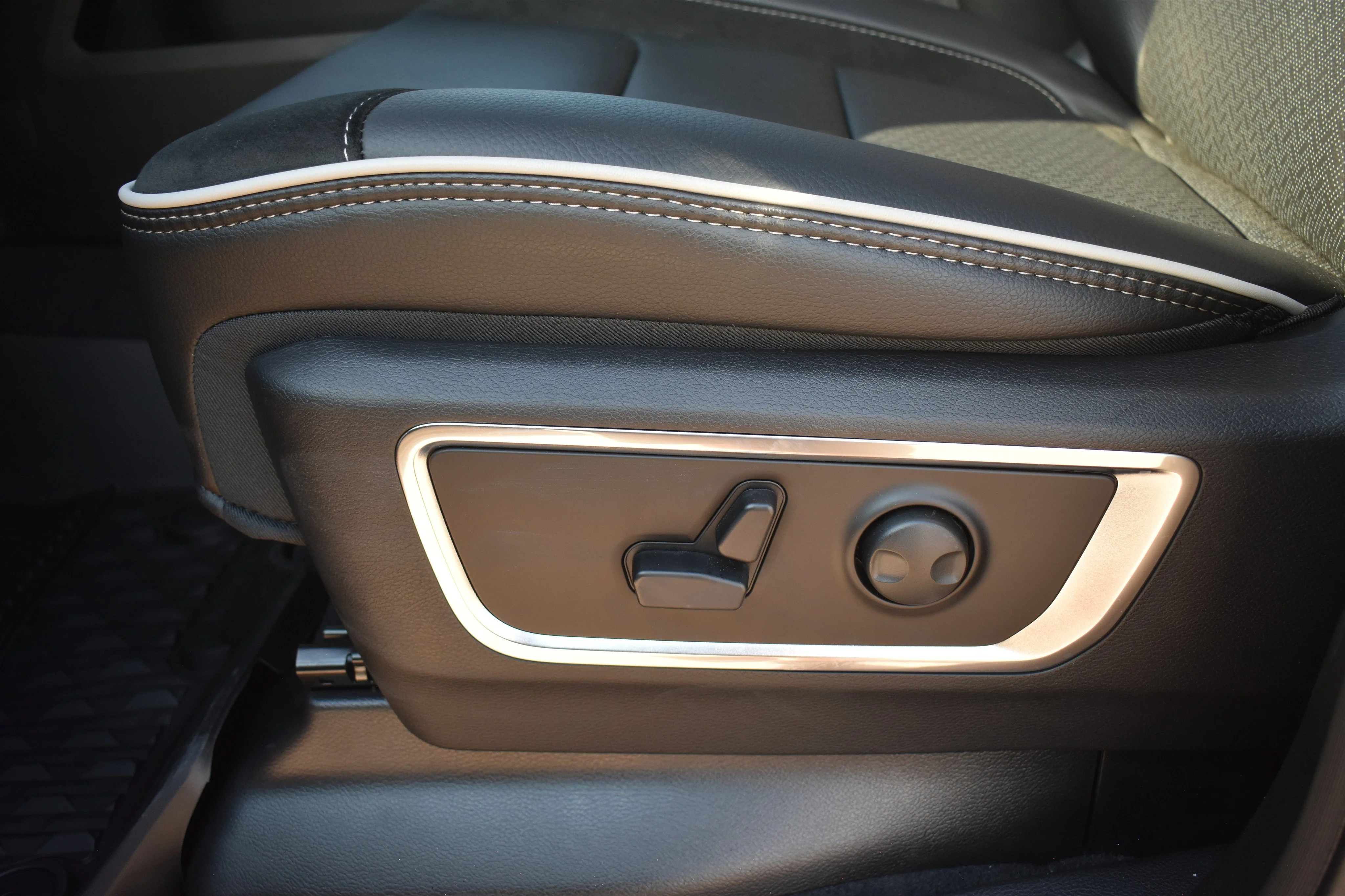 New 2026 Granite Crystal Metallic Clearcoat Ram Laramie image 16