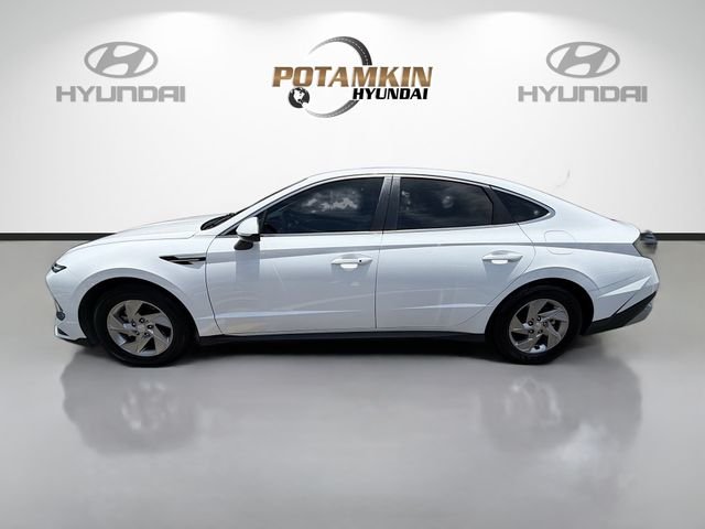 Used 2025 White Hyundai SE image 8