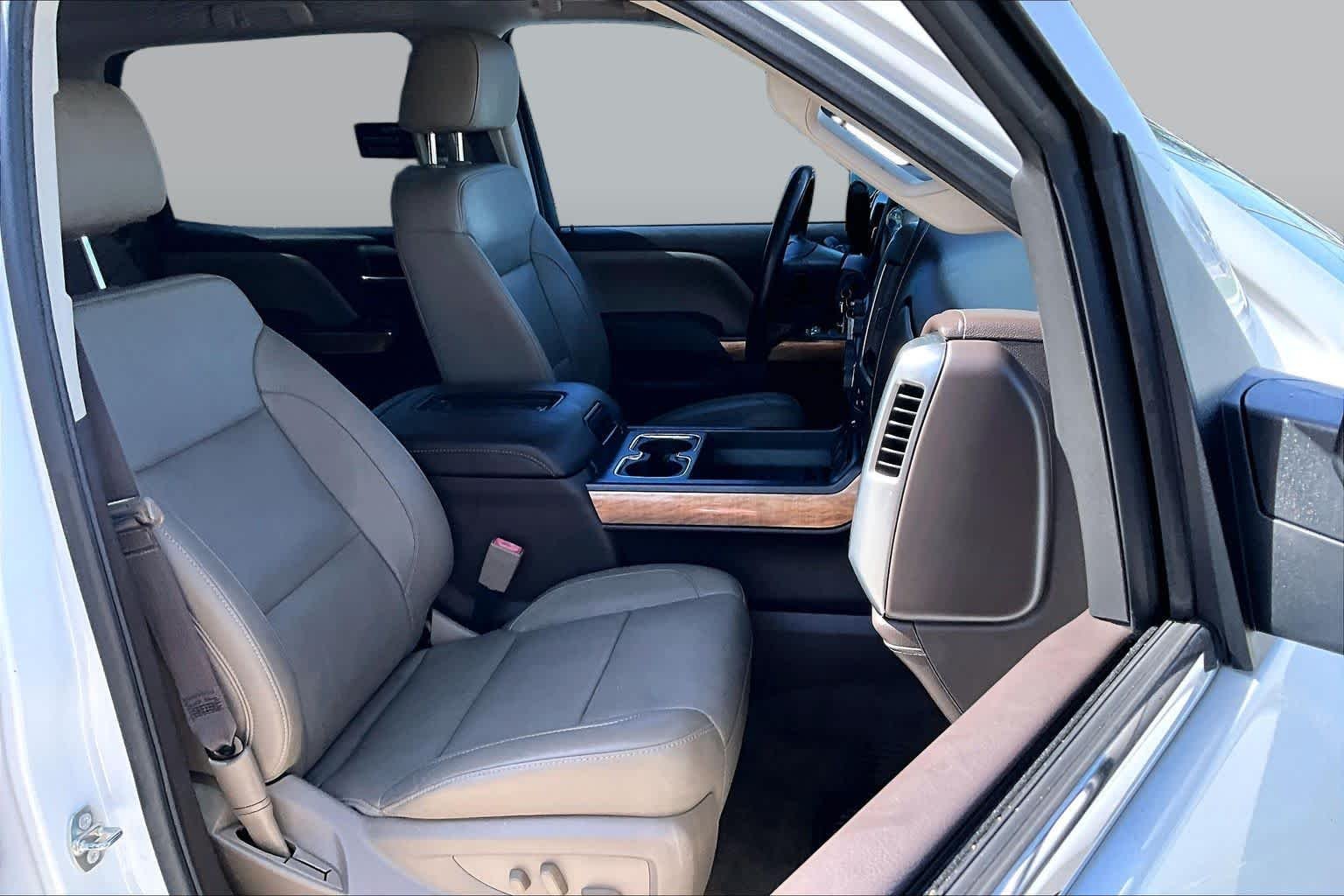 Used 2018 Iridescent Pearl Tricoat Chevrolet LTZ image 9