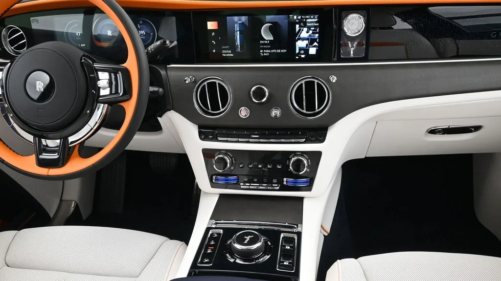 New 2027 Black Rolls-Royce  image 18