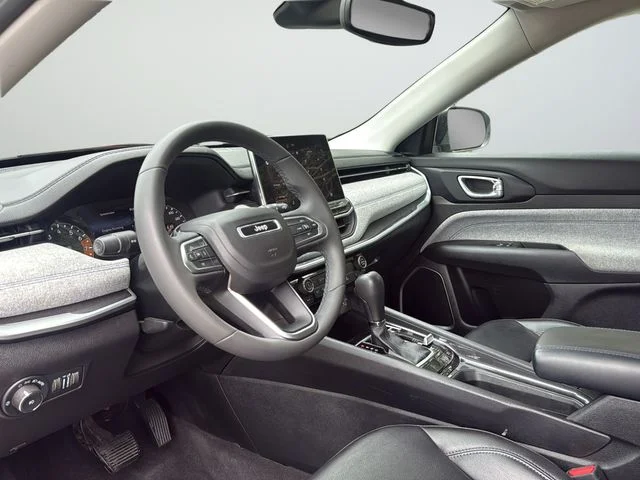 Used 2022 Silver Jeep Latitude image 9