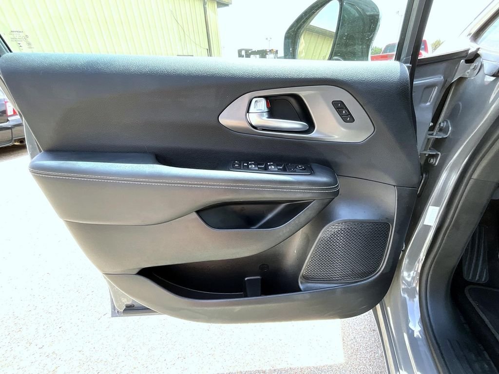 Used 2025 White Chrysler Select image 9