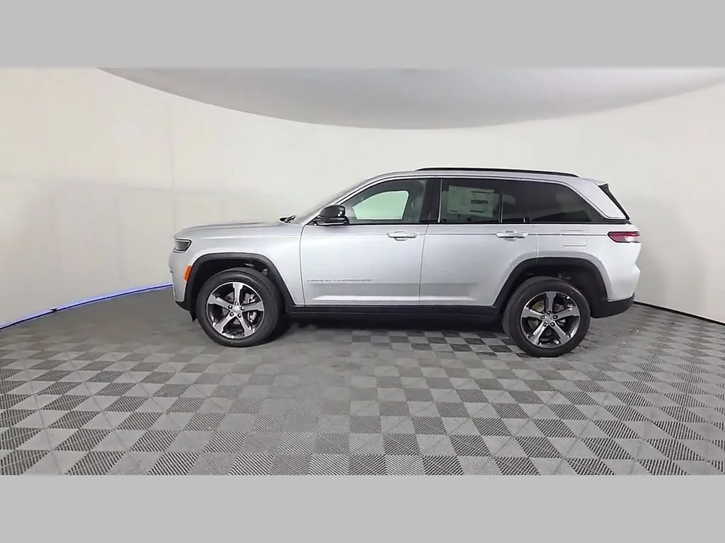 New 2026 Silver Zynith Exterior Paint Jeep Limited image 35
