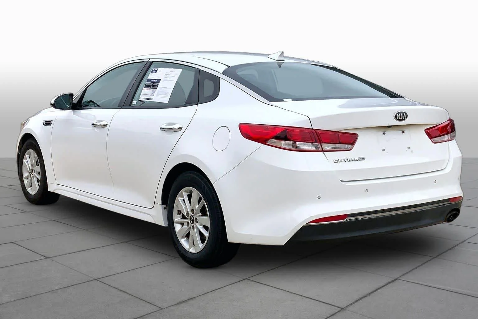 Used 2018 Snow White Pearl Kia LX image 11