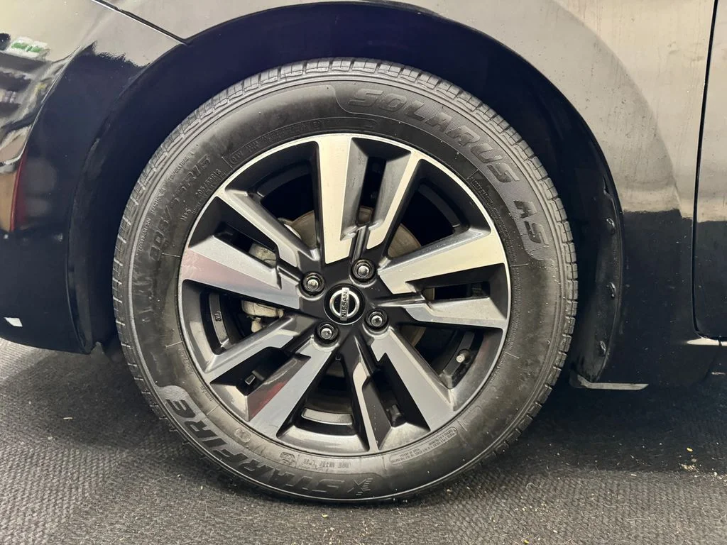 Used 2021 Black Nissan 1.6 SV image 12