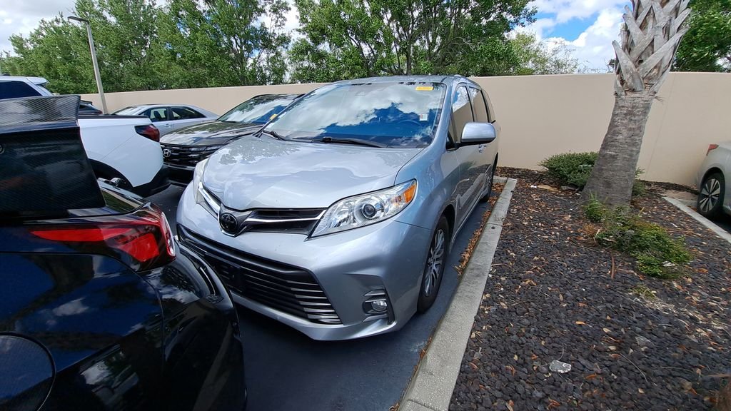 2020 Toyota Sienna XLE