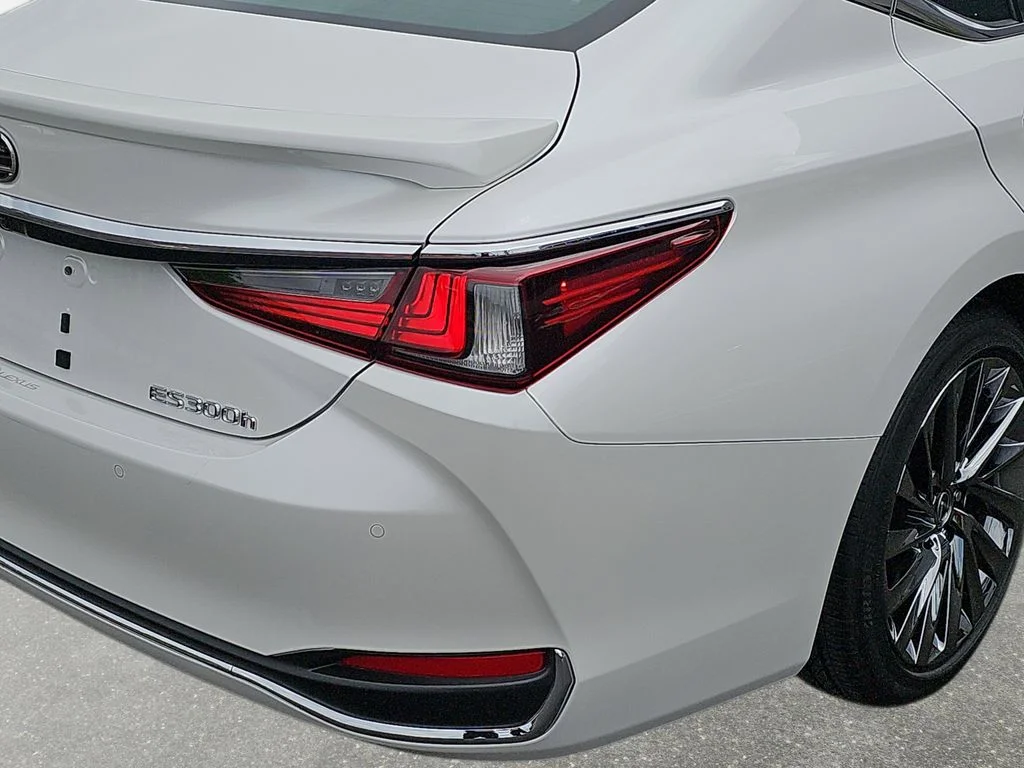 Used 2025 White Lexus 300h Luxury image 33
