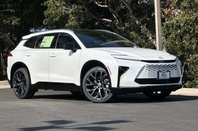 New 2026 Oxygen White <sup>1</sup> Toyota  Limited image 2