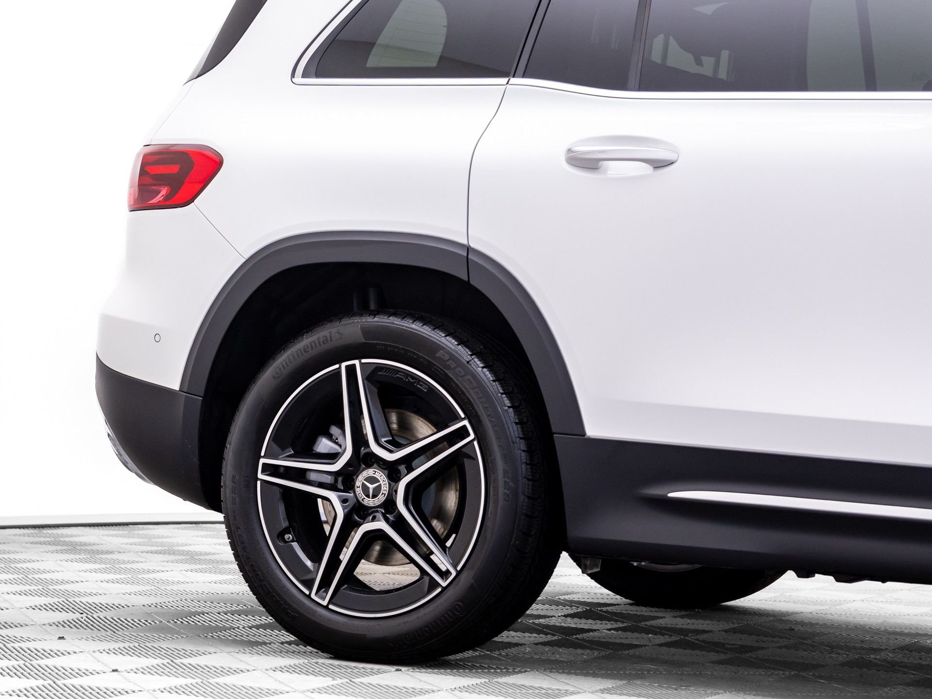 New 2026 Polar White Mercedes-Benz GLB 250 image 32
