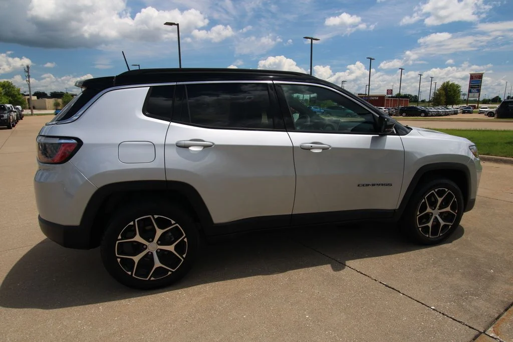 Used 2024 Silver Zynith Jeep Limited image 5