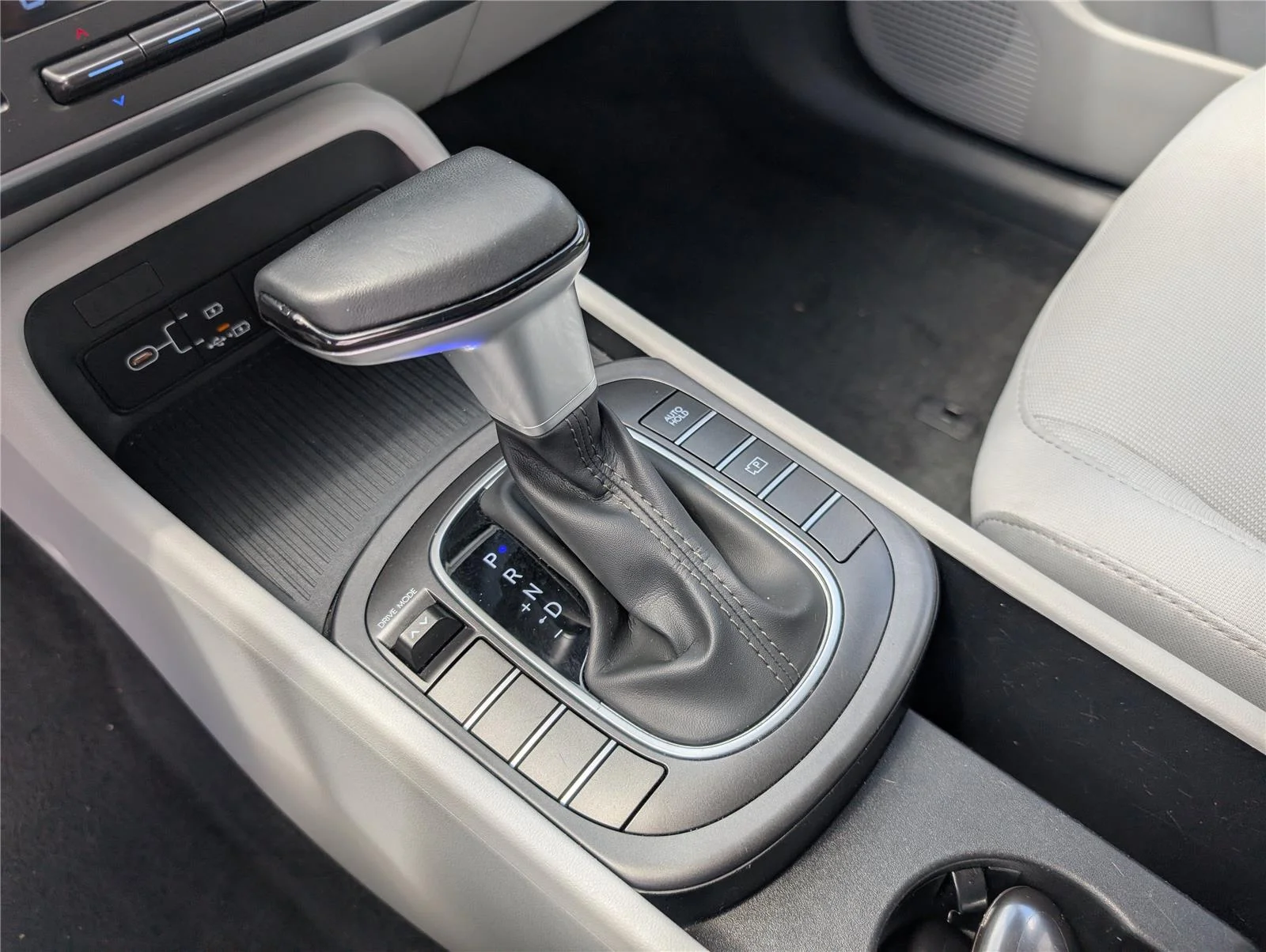 2025 Hyundai Kona SEL - Photo 17