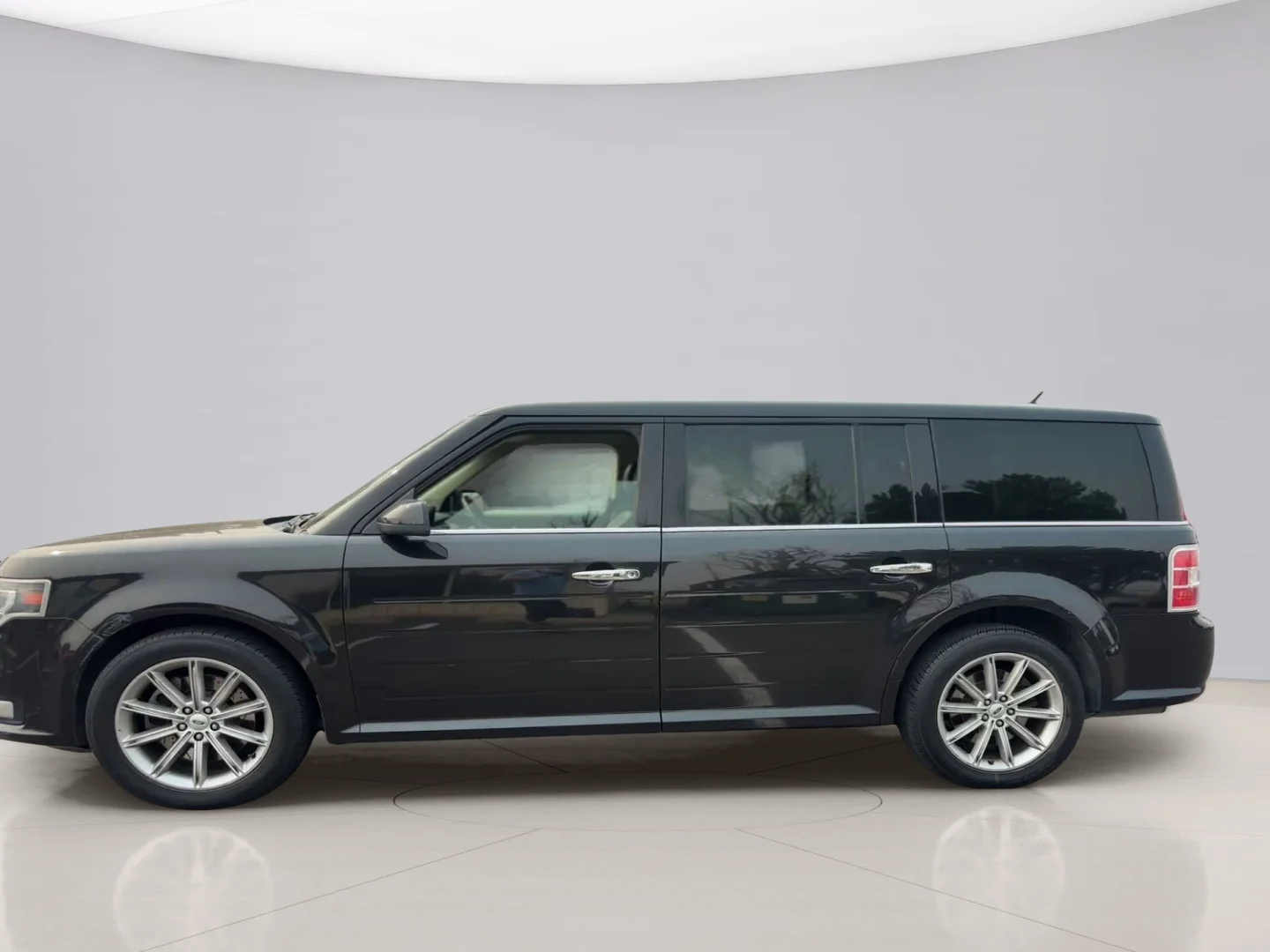 Used 2015 Black Ford LIMITED image 2