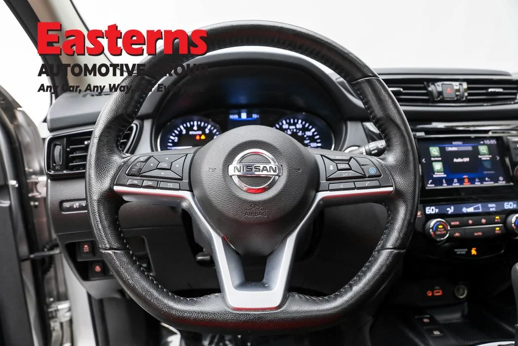 Used 2022 Silver Nissan SL image 10