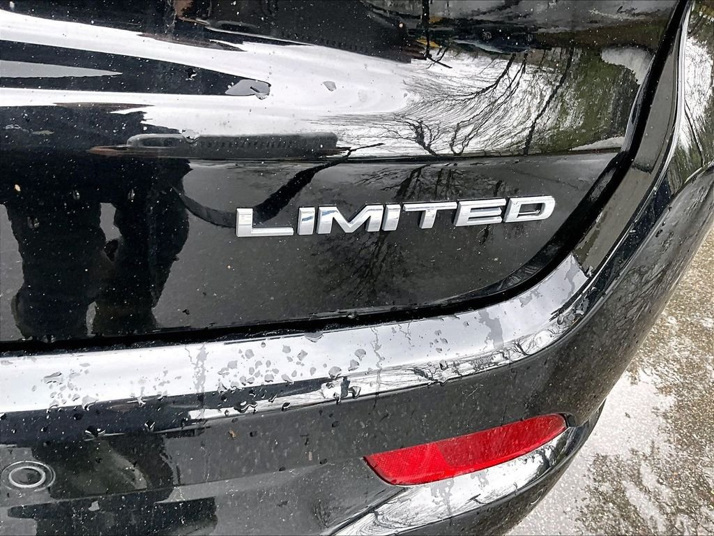 Used 2025 Diamond Black Crystal Pearlcoat Jeep Limited image 28