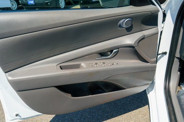 Used 2024 White Hyundai SE image 16