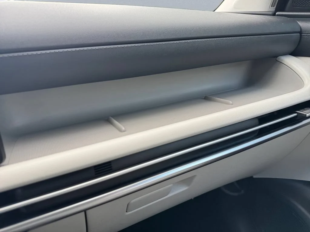 Used 2025 Black Hyundai SE image 10