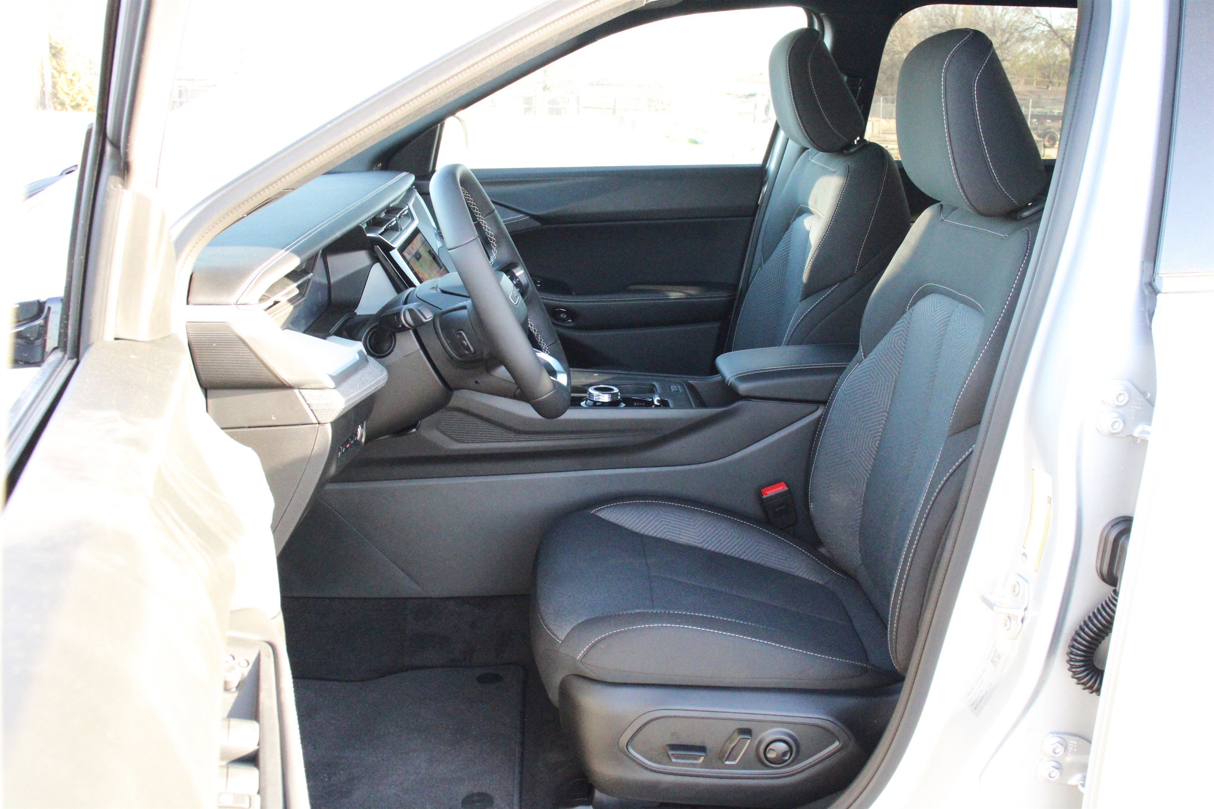 New 2026 Silver Zynith Clear-Coat Exterior Paint Jeep Laredo image 3