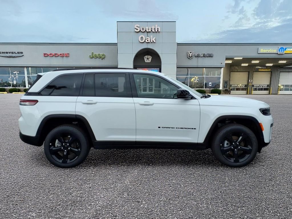 New 2026 Bright White Clear-Coat Exterior Paint Jeep Limited image 2