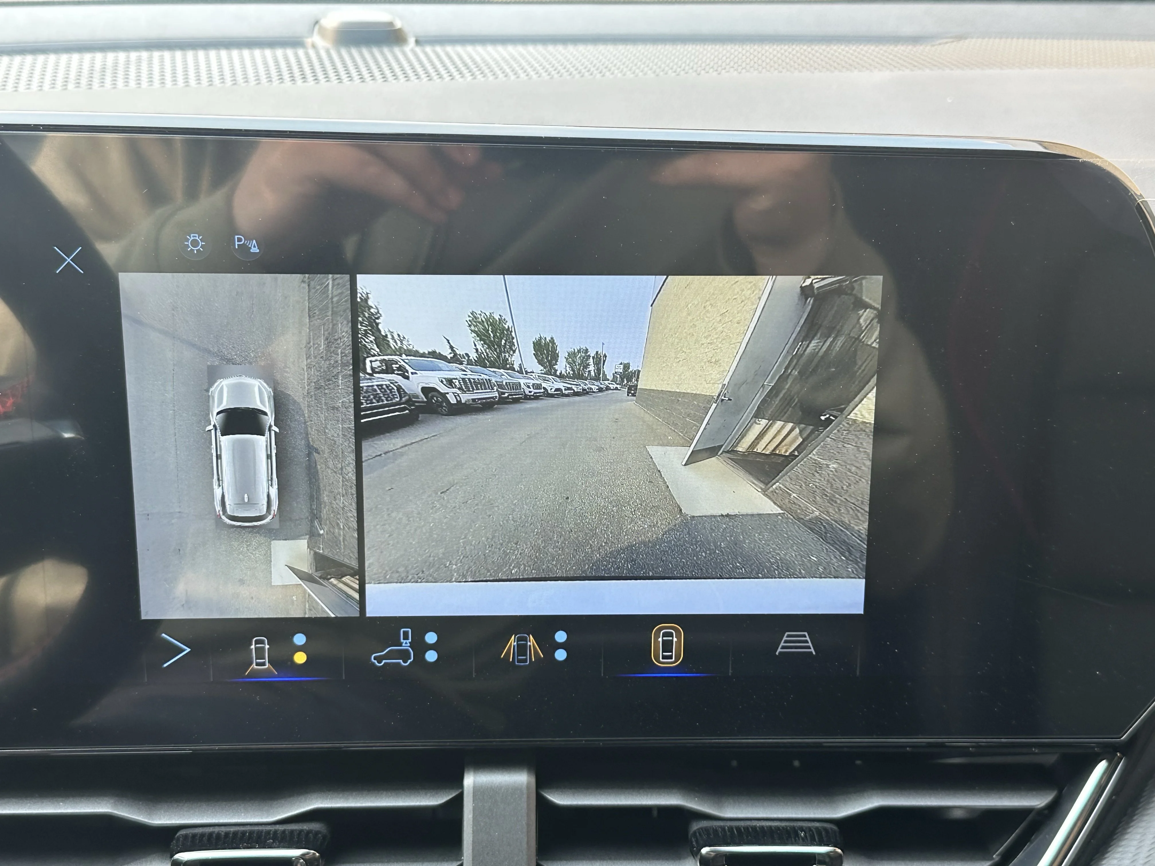 New 2027 Polar White Tricoat Chevrolet AWD RS image 15