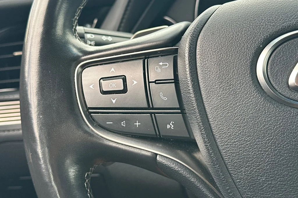 Used 2023 Silver Lexus 500 Base image 26