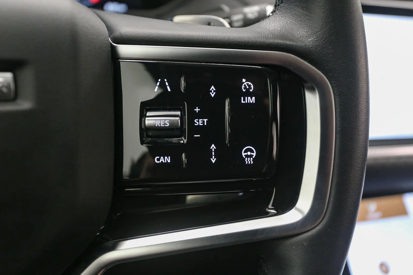 Used 2023 Fuji White Land Rover R-Dynamic S image 39