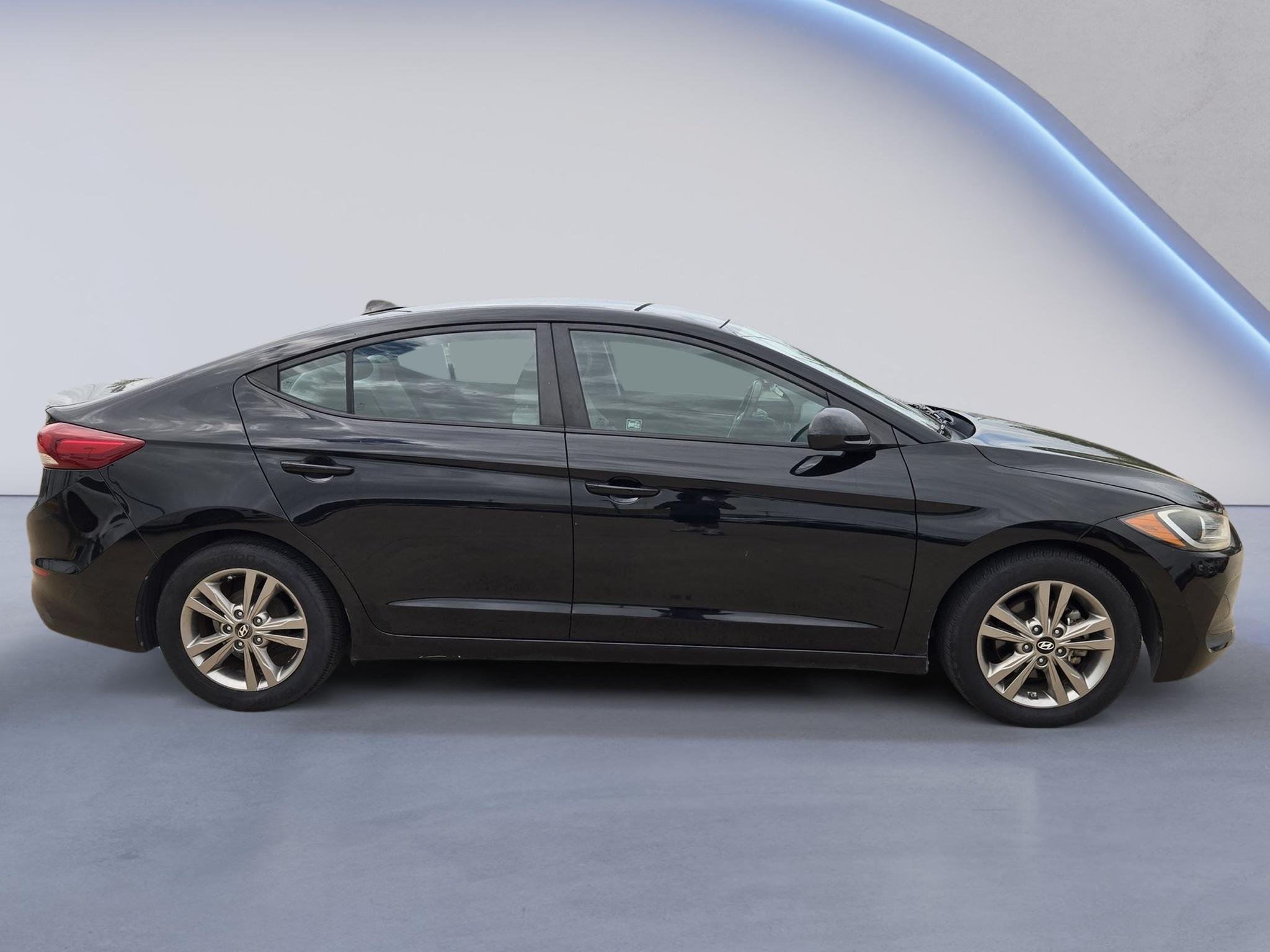 Used 2017 Black Noir Pearl Hyundai SE image 5