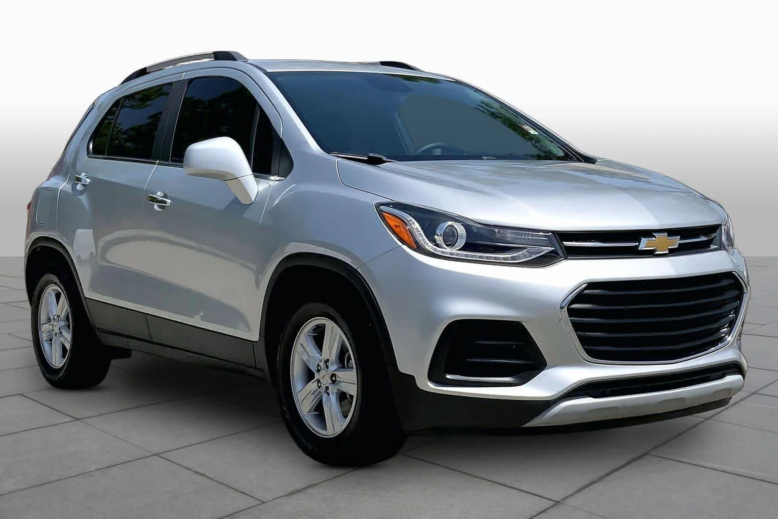 Used 2017 Silver Ice Metallic Chevrolet LT image 3