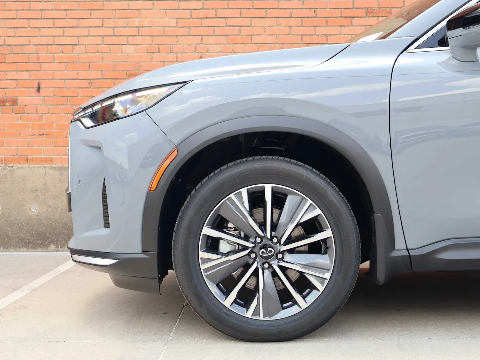 New 2027 HARBOR GRAY INFINITI Luxe FWD image 9