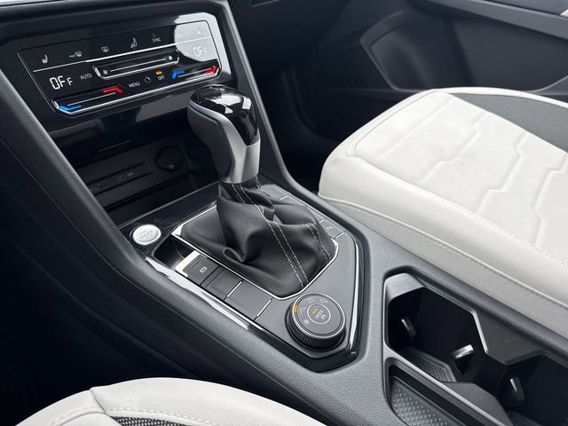 New 2026 Deep Black Pearl Volkswagen SE image 28