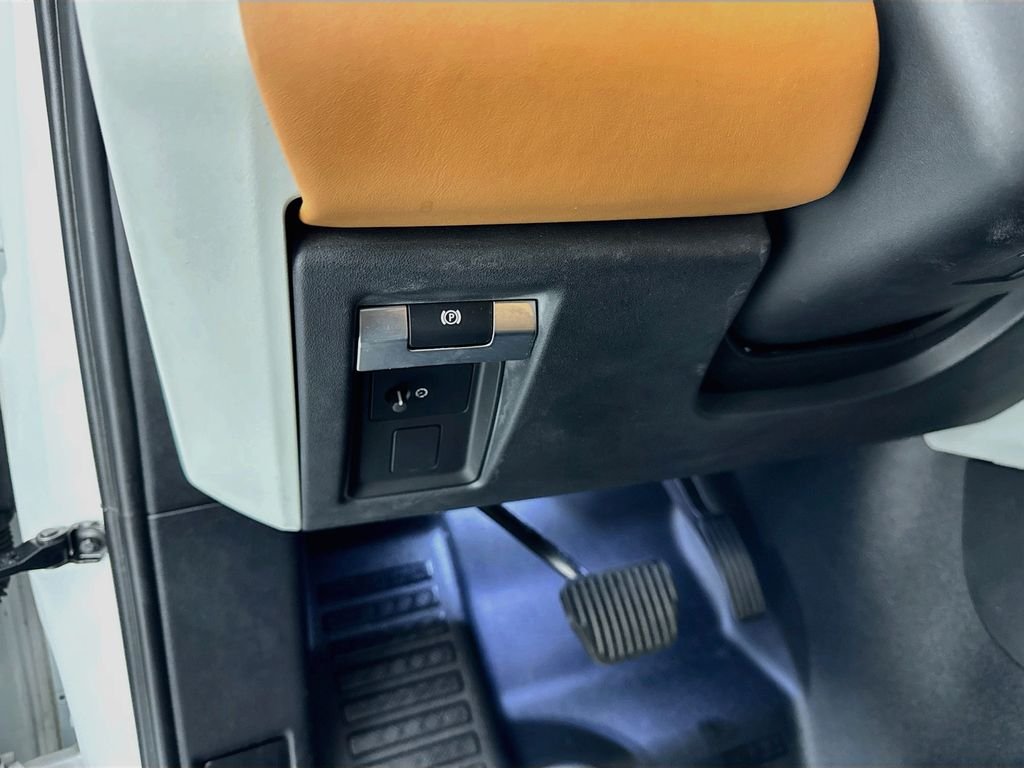 Certified Used 2024 White Land Rover X-Dynamic SE image 10